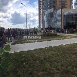 Казанцы собрались в гигантскую очередь за обувью по 500 рублей