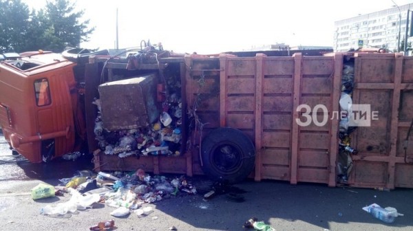 В Челнах мусоровоз протаранил автобус, пострадали люди (ФОТО)