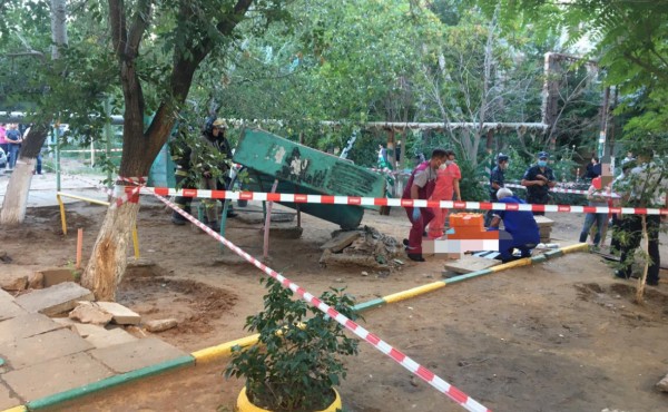 На детской площадке в Астрахани бетонная плита насмерть задавила ребенка (ФОТО)