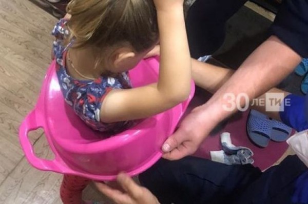 Казанские спасатели приехали к девочке, застрявшей в сиденье для унитаза