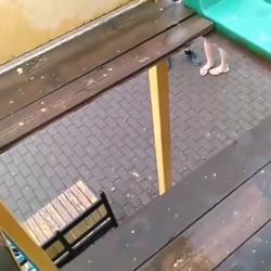 После падения с горки 3-летней девочки в Альметьевске возбуждено уголовное дело