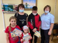 Полицейские Бугульмы поздравили детей с Днем знаний