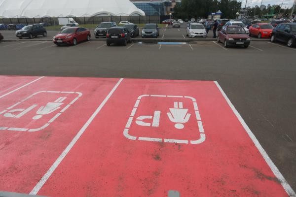 «Да я лучше многих мужчин паркуюсь!»: розовую парковку «для блондинок» у казанского ТЦ оценили не все «Да я лучше многих мужчин паркуюсь!»: розовую парковку «для блондинок» у казанского ТЦ оценили не все