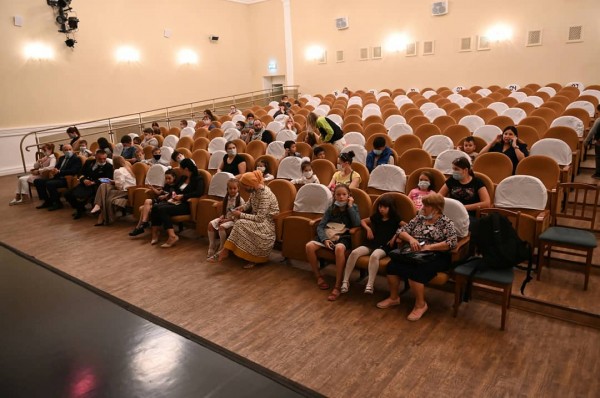 В театре Кариева прошла республиканская акция "Помоги собраться в школу" (ФОТО)