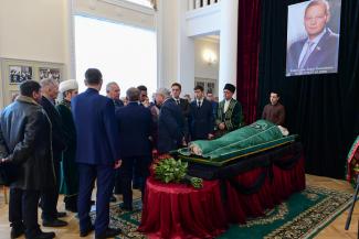 «В детстве он всегда отдавал мне половину своей конфеты»: в Казани простились с депутатом Госдумы Айратом Хайруллиным «В детстве он всегда отдавал мне половину своей конфеты»: в Казани простились с депутатом Госдумы Айратом Хайруллиным