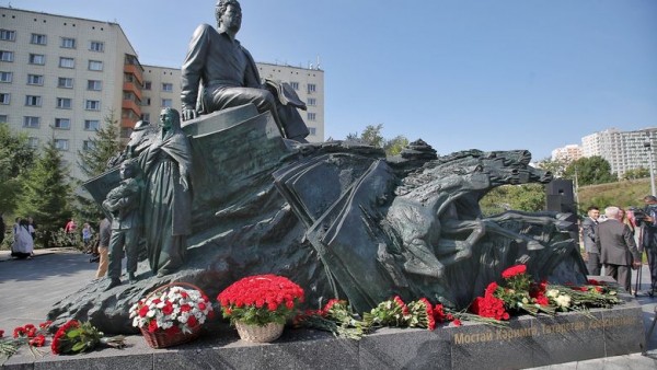 Минниханов и Хабиров открыли в Казани памятник поэту Мустаю Кариму
