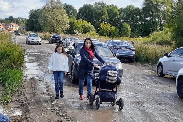 «В страхе ждем 1 сентября»: мамы и папы из казанского поселка Самосырово требуют тротуар на дороге в школу «В страхе ждем 1 сентября»: мамы и папы из казанского поселка Самосырово требуют тротуар на дороге в школу