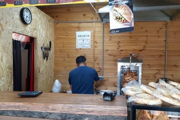 &laquo;Крыша&raquo; у них, наверное, серьезная&raquo;: казанцы больше года не могут добиться от властей сноса шаурмячной в своем дворе