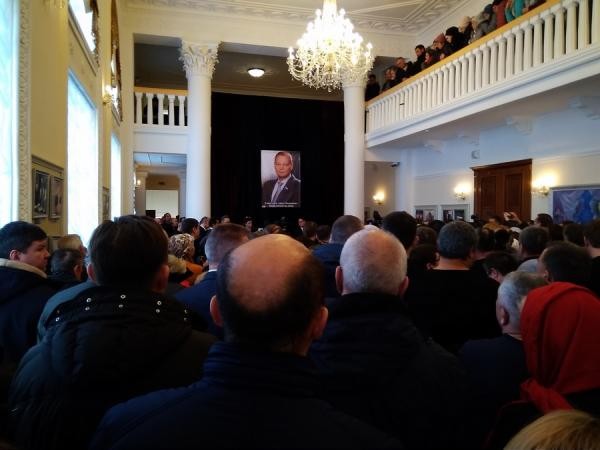 «В детстве он всегда отдавал мне половину своей конфеты»: в Казани простились с депутатом Госдумы Айратом Хайруллиным «В детстве он всегда отдавал мне половину своей конфеты»: в Казани простились с депутатом Госдумы Айратом Хайруллиным