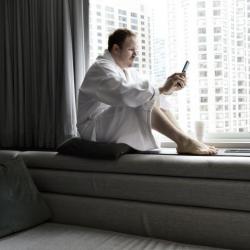 Недостаточно богат или слишком предан матери. Откуда берутся холостяки?