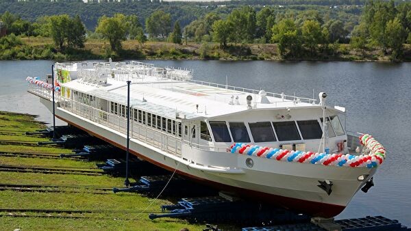 Первое в России пассажирское судно на СПГ вышло в первый рейс в Казани