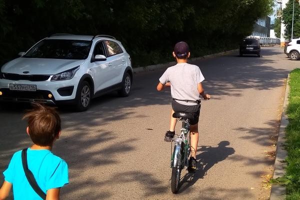 &laquo;Проход закрыт&raquo;: в Казани жильцам многоэтажек рядом с ДРКБ перекрыли путь к школам и детсадам