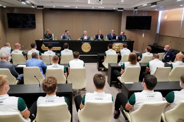 
              Рустам Минниханов встретился с игроками и тренерским штабом &laquo;Ак Барса&raquo;            