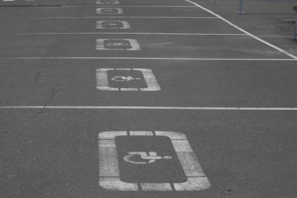 «Да я лучше многих мужчин паркуюсь!»: розовую парковку «для блондинок» у казанского ТЦ оценили не все «Да я лучше многих мужчин паркуюсь!»: розовую парковку «для блондинок» у казанского ТЦ оценили не все