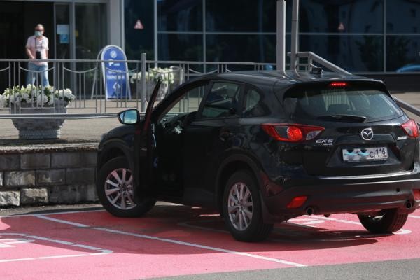 «Да я лучше многих мужчин паркуюсь!»: розовую парковку «для блондинок» у казанского ТЦ оценили не все «Да я лучше многих мужчин паркуюсь!»: розовую парковку «для блондинок» у казанского ТЦ оценили не все