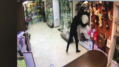 Сотрудники отдела полиции &laquo;Танкодром&raquo; задержали подозреваемого в грабеже из цветочного павильона