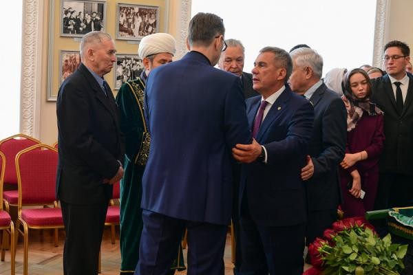 «В детстве он всегда отдавал мне половину своей конфеты»: в Казани простились с депутатом Госдумы Айратом Хайруллиным «В детстве он всегда отдавал мне половину своей конфеты»: в Казани простились с депутатом Госдумы Айратом Хайруллиным