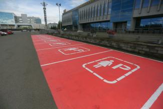 «Да я лучше многих мужчин паркуюсь!»: розовую парковку «для блондинок» у казанского ТЦ оценили не все «Да я лучше многих мужчин паркуюсь!»: розовую парковку «для блондинок» у казанского ТЦ оценили не все