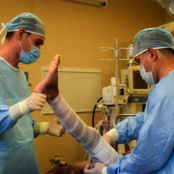 Врачи ДРКБ спасли мальчика, получившего ожоги 85% тела Врачи ДРКБ спасли мальчика, получившего ожоги 85% тела