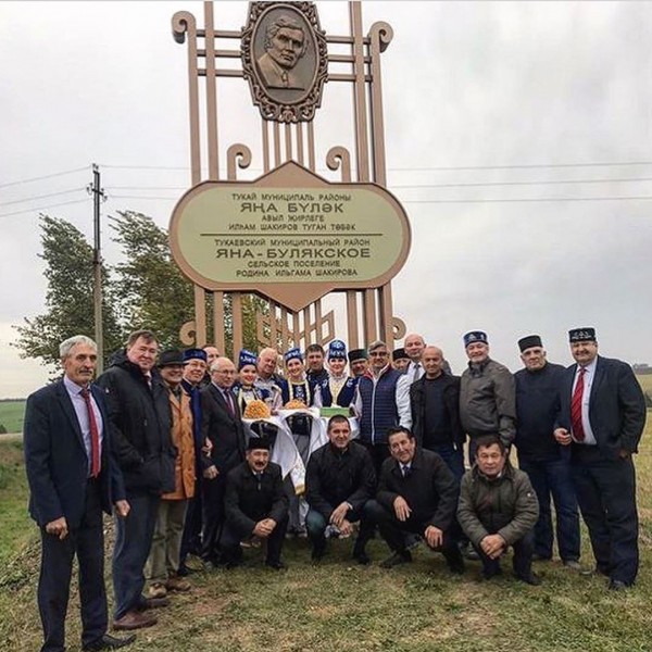 В Новом Буляке состоялось открытие мемориала в честь легендарного татарского певца Ильхама Шакирова (ФОТО)