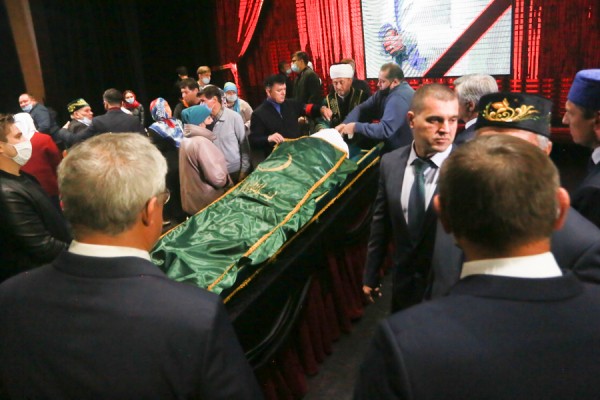 &laquo;Она была честью и совестью нашей эстрады&raquo;: Хамдуну Тимергалиеву похоронили на новом кладбище &laquo;Курган&raquo;