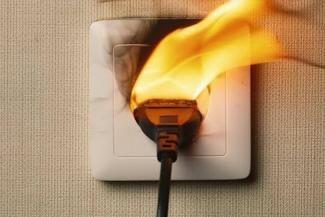 &laquo;Уверена, что дело в электропроводке&raquo;: жительница Татарстана винит ГЖФ в гибели мужа и дочери при пожаре