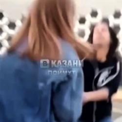 В Казани женщина ударила подростка и раздела малолетнего сына на глазах у прохожих (ВИДЕО)
