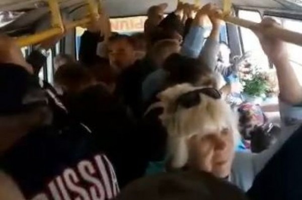 Настоящий кошмар. В Казани из переполненного автобуса выпала бабушка