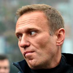 Навального вывели из комы