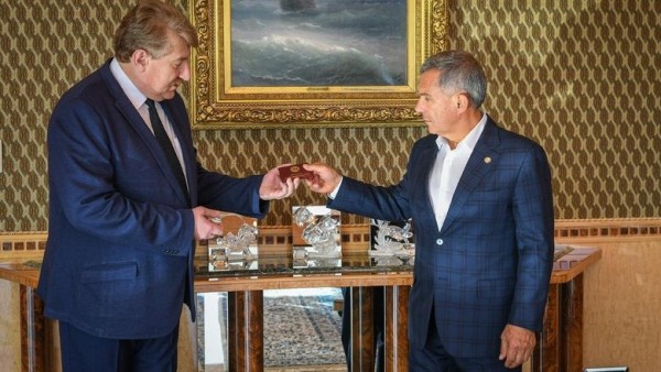 Глава Центризбиркома РТ вручил Минниханову удостоверение Президента Татарстана