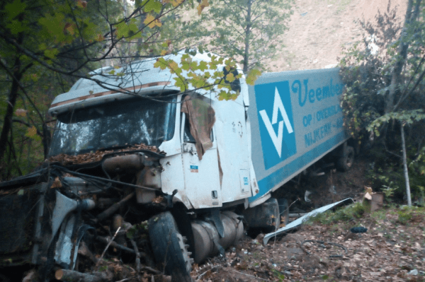 В Башкирии дальнобойщик живет три недели в лесу без еды и воды около разбитой фуры В Башкирии дальнобойщик живет три недели в лесу без еды и воды около разбитой фуры