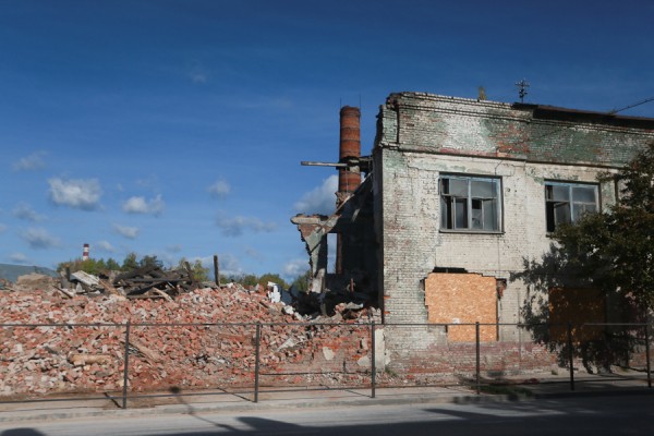 &laquo;Живем здесь, как на войне!&raquo;: жители Адмиралтейской слободы Казани устали от соседства с руинами &laquo;Сантехприбора&raquo; 