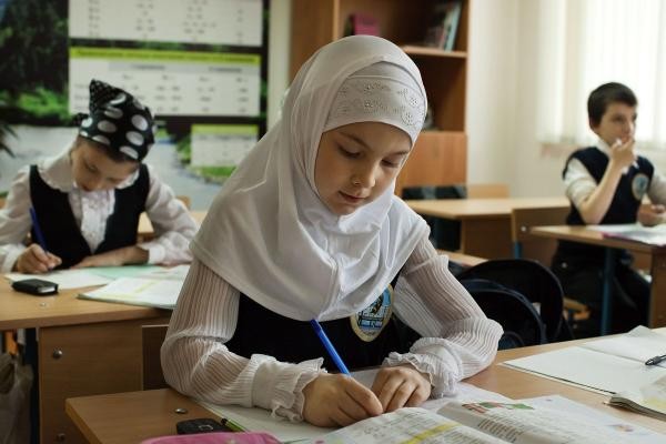 &laquo;Я тоже мусульманка, но на работу в платке не хожу&raquo;: в казанской школе разгорелись страсти по хиджабу