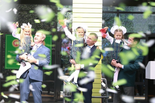 &laquo;А мы сюда по прописке попали!&raquo;: в Казани открыли &laquo;шаймиевскую&raquo; школу, в которой 16 первых классов 