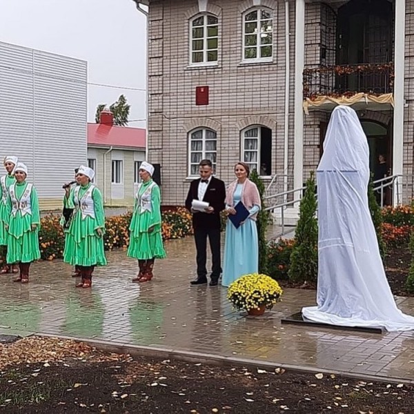 В Новом Буляке состоялось открытие мемориала в честь легендарного татарского певца Ильхама Шакирова (ФОТО)