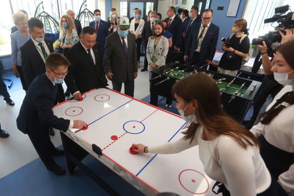 &laquo;А мы сюда по прописке попали!&raquo;: в Казани открыли &laquo;шаймиевскую&raquo; школу, в которой 16 первых классов 