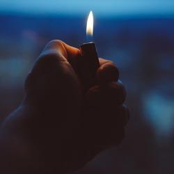 После ссоры с женой россиянин поджег машину, в которой сидела годовалая дочь