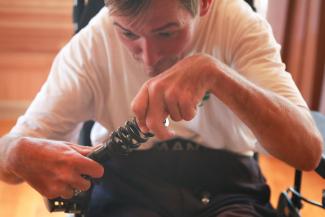 &laquo;Ну не издевательство?&raquo;: казанскому инвалиду испортили дорогую немецкую коляску, которую он выпросил у президента 