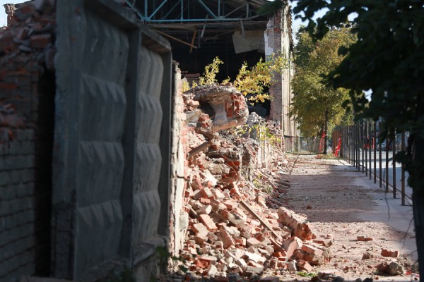 &laquo;Живем здесь, как на войне!&raquo;: жители Адмиралтейской слободы Казани устали от соседства с руинами &laquo;Сантехприбора&raquo; 
