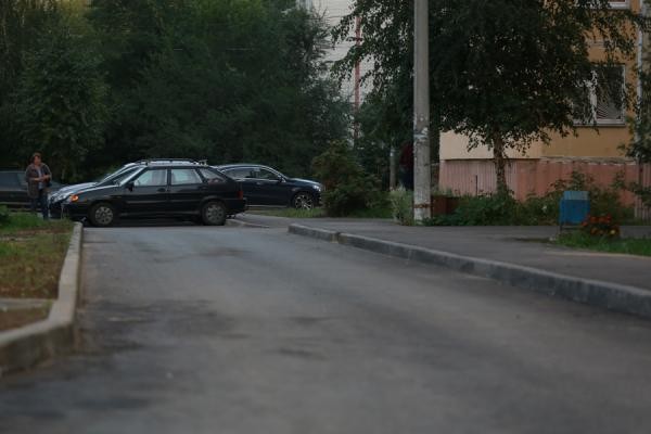 «Напокупали машин, а на стоянку денег жалко?»: казанцы, попавшие в программу «Наш двор», ссорятся из-за парковок «Напокупали машин, а на стоянку денег жалко?»: казанцы, попавшие в программу «Наш двор», ссорятся из-за парковок