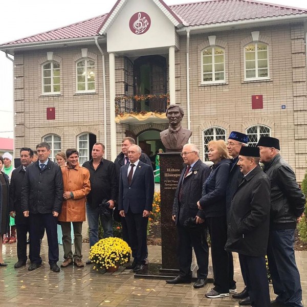 В Новом Буляке состоялось открытие мемориала в честь легендарного татарского певца Ильхама Шакирова (ФОТО)
