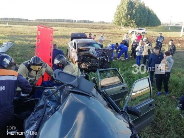 Смертельное ДТП под Челнами: двое погибли и трое пострадали (ФОТО)