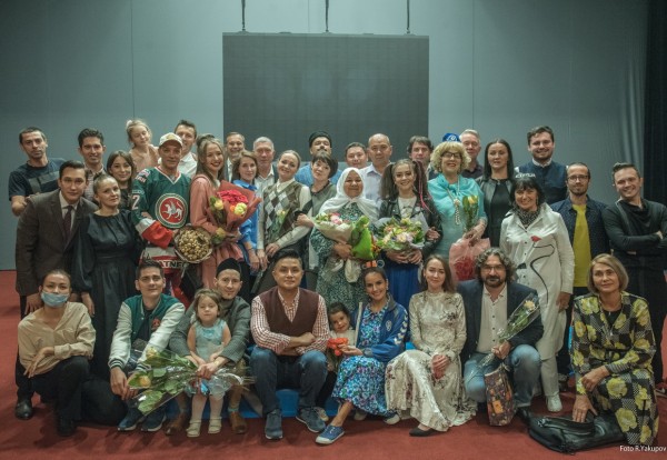 В театре Камала состоялась премьера спектакля "Женюсь.tat" (ФОТОРЕПОРТАЖ)