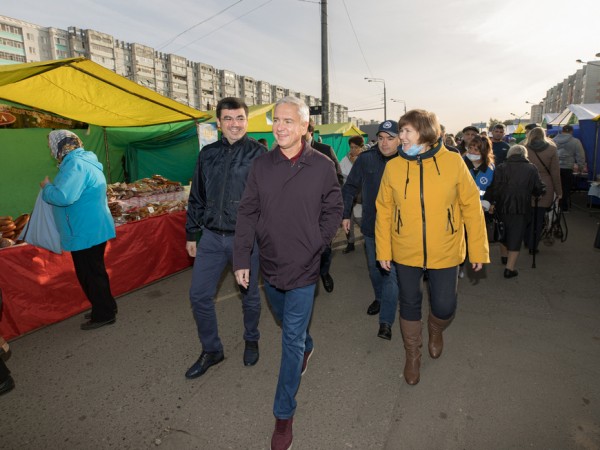 Денис Калинкин посетил сельскохозяйственную ярмарку в Ново-Савиновском районе Казани Денис Калинкин посетил сельскохозяйственную ярмарку в Ново-Савиновском районе Казани