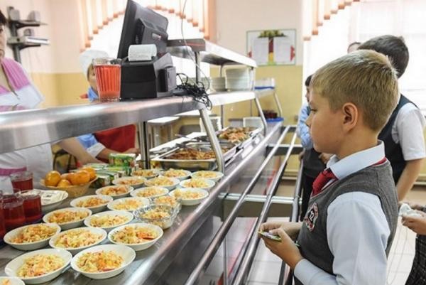 &laquo;Дочь за три недели набрала 1,5 кило!&raquo;: родители казанских школьников недовольны горячими &laquo;путинскими&raquo; завтраками