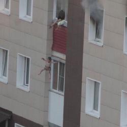 Матери пришлось выбросить детей из окна третьего этажа, чтобы спасти их от огня (ВИДЕО) Матери пришлось выбросить детей из окна третьего этажа, чтобы спасти их от огня (ВИДЕО)