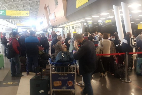 &laquo;Дым пошел из бизнес-класса&raquo;: пассажиры самолета &laquo;Москва - Тюмень&raquo; застряли в Казани  