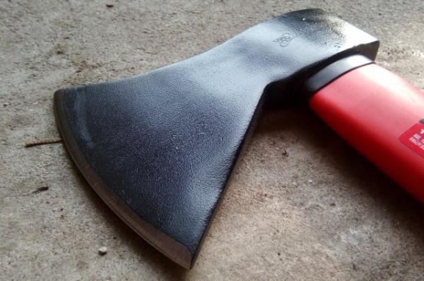 Напал с топором и псом. В Челнах муж убил сожителя жены