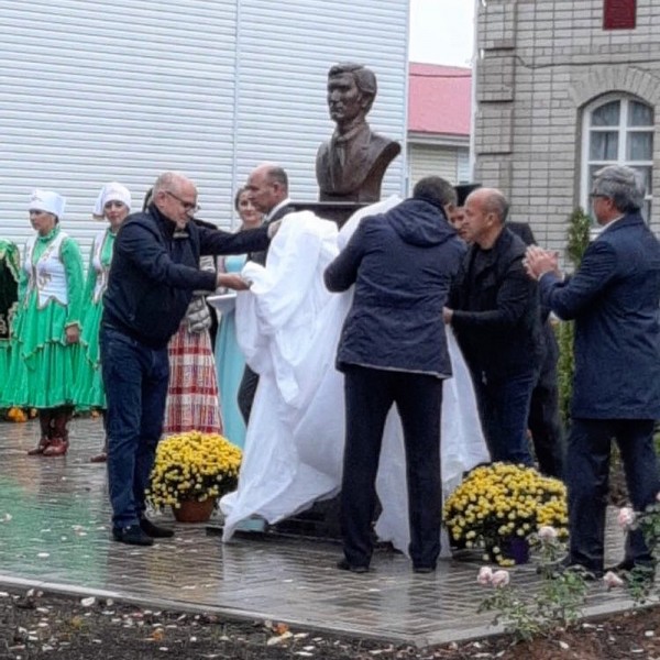 В Новом Буляке состоялось открытие мемориала в честь легендарного татарского певца Ильхама Шакирова (ФОТО)
