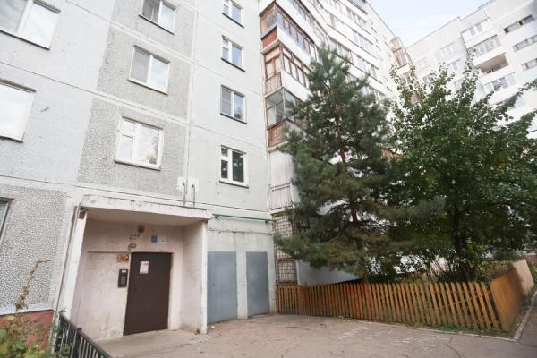 &laquo;Алкаши ими закусывают&raquo;: в казанском дворе поспел урожай грецких орехов